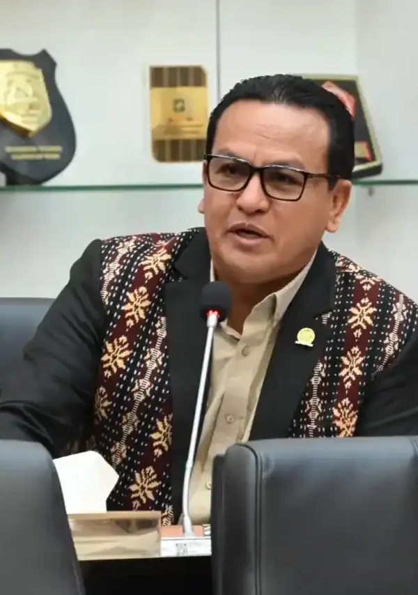 Anggota Badan Legislasi Baleg DPR RI Umbu Kabunang Rudi Yanto Hunga dalam Rapat Dengar Pendapat Um20260518143132 600x854